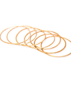 Pulseira fina com fio dourado