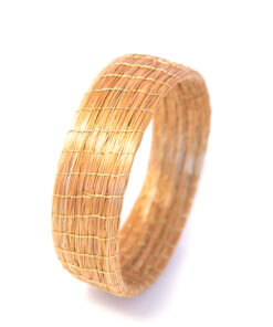Pulseira com Linha Dourada